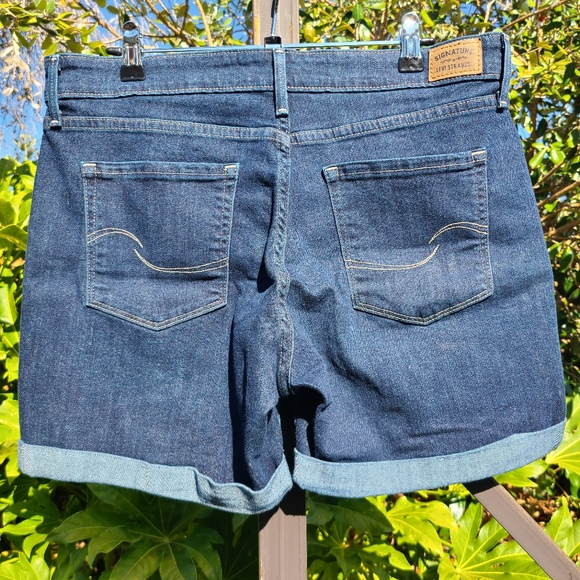Signature Levi Strauss Mid Rise Shorts - Size 10 - Picture 2 of 10